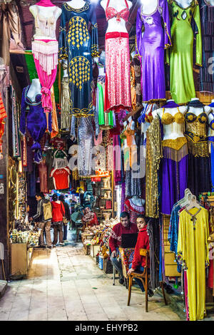 Abbigliamento colorato in Khan el-Khalili souk al Cairo. Foto Stock