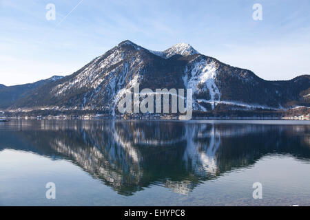 Walchensee o Lago di Walchen Herzogstand e montagna in inverno, Kochel am See, Jachenau, Alta Baviera, Baviera, Germania Foto Stock