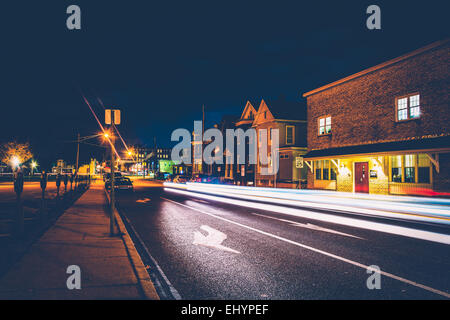 Sentieri di luce su una strada di notte in Hannover, Pennsylvania. Foto Stock