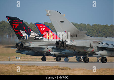 RAF Lossiemouth GR4 Tornados line up pronti per la partenza per il Mare del Nord sortie. SCO 9657. Foto Stock