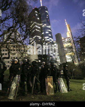 Francoforte, Germania. Xviii Mar, 2015. Polizia guardia nel quartiere finanziario dopo l'apertura ufficiale della nuova sede della Banca centrale europea (BCE) di Francoforte, Germania, 18 marzo 2015. La nuova sede della BCE è stato aperto a Francoforte in mezzo a gravi manifestazioni di protesta. Credito: dpa picture alliance/Alamy Live News Foto Stock