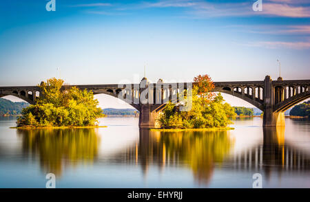 Lunga esposizione della Veterans Memorial ponte sopra il fiume Susquehanna, in Wrightsville, Pennsylvania. Foto Stock