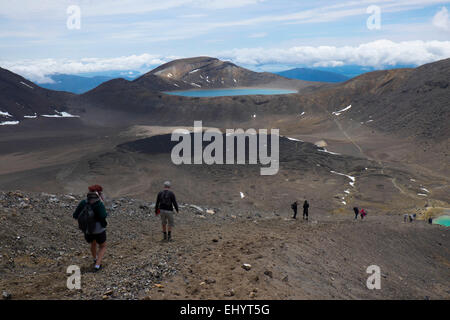 Gli escursionisti a laghi smeraldo in Tongariro Crossing del Parco Nazionale di Tongariro Ruapehu Isola del nord della Nuova Zelanda Foto Stock