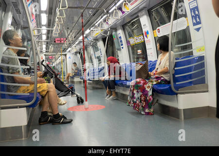 I passeggeri che viaggiano in metropolitana MRT in Singapore Foto Stock