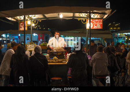 Stallo di alimentare la vendita di lumache, piazza Djemma El Fna, Medina, città vecchia, Marrakech, Marrakech, Marocco, Africa del Nord Foto Stock