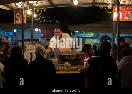 Stallo di alimentare la vendita di lumache, piazza Djemma El Fna, Medina, città vecchia, Marrakech, Marrakech, Marocco, Africa del Nord Foto Stock