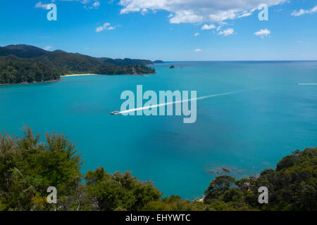 Barca a Totaranui Bay, il Parco Nazionale Abel Tasman, Tasmania, South Island, in Nuova Zelanda, Pacific Foto Stock