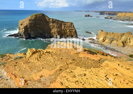 Il Portogallo, Europa, Atlantic Coast, zambujeira, odemira, Alentejo, scogliere, rosso, il mare, le onde, bay Foto Stock