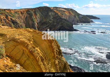 Il Portogallo, Europa, Atlantic Coast, zambujeira, odemira, Alentejo, scogliere, rosso, il mare, le onde, baia tettonica, piega Foto Stock