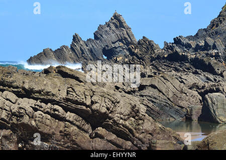 Il Portogallo, Europa, Atlantic Coast, zambujeira, odemira, Alentejo, scogliere, rocce, scogliere, il mare, le onde, tettonica, piega, Stork, nido, Foto Stock