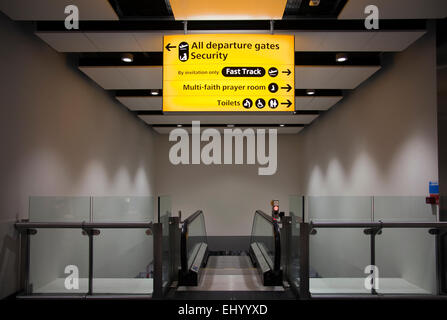 Partenze e Multi-fede sala di preghiera le direzioni firmare all'aeroporto di Heathrow - London REGNO UNITO Foto Stock