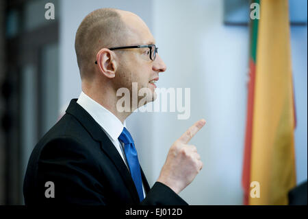 Bruxelles, BXL, Belgio. Xix Mar, 2015. L'Ucraina il Primo Ministro Arseniy Yatsenyuk parla alla stampa in vista del vertice Ue di Bruxelles in Belgio il 19.03.2015. Credito: ZUMA Press, Inc./Alamy Live News Foto Stock