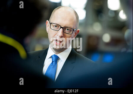 Bruxelles, BXL, Belgio. Xix Mar, 2015. L'Ucraina il Primo Ministro Arseniy Yatsenyuk parla alla stampa in vista del vertice Ue di Bruxelles in Belgio il 19.03.2015. Credito: ZUMA Press, Inc./Alamy Live News Foto Stock