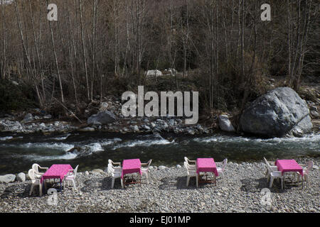 Set di tabelle per i turisti, Setti Fatma village, Ourika Valley, montagne Atlas, Marocco, Africa del Nord Foto Stock