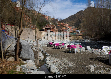 Set di tabelle per i turisti, Setti Fatma village, Ourika Valley, montagne Atlas, Marocco, Africa del Nord Foto Stock