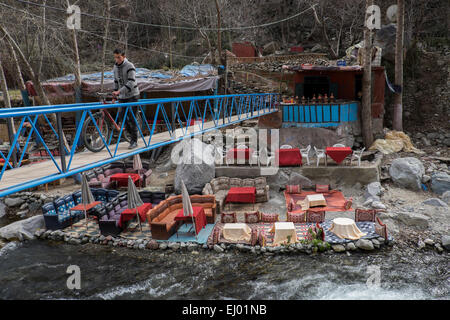 Set di tabelle per i turisti, Setti Fatma village, Ourika Valley, montagne Atlas, Marocco, Africa del Nord Foto Stock