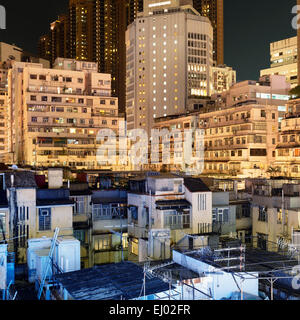 Edifici di appartamenti di notte a Hong Kong. Foto Stock