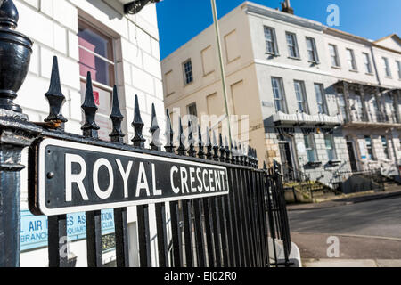 Il Royal Crescent in Cheltenham town centre è il centro della città per il primo esempio di architettura Regency da Charles Harecourt Masters Foto Stock