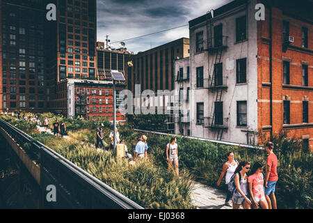 La gente che camminava sulla linea alta, a Manhattan, New York. Foto Stock