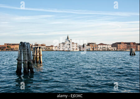 Vista della Giudecca dalle Zattere. Foto Stock