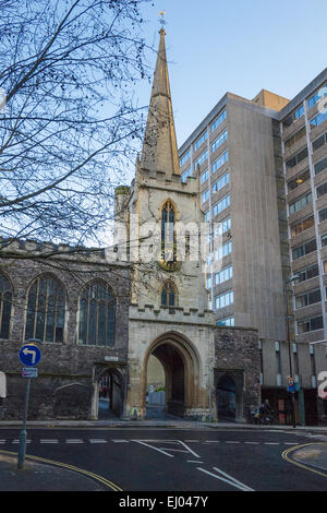 Chiesa di San Giovanni Battista, mostrando St. John's Gate attraverso la parete della città, Broad Street, Bristol, Inghilterra, Regno Unito. Foto Stock