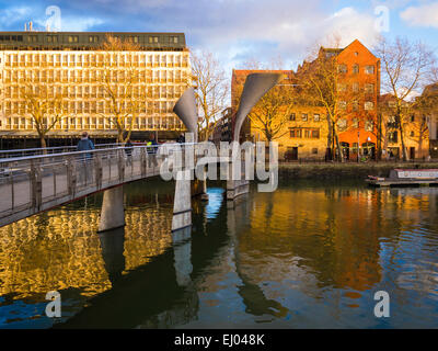 Pero's Bridge (1999), un bilico pedonale che collega a ponte Queen Square e Millennium Square a Bristol, Inghilterra, Regno Unito. Foto Stock