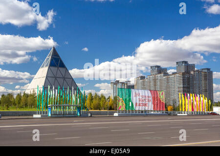 Amministrativo, Astana, città, in Kazakistan e in Asia centrale, nuova, il palazzo, estate, pace e armonia, architettura, colorato, bandiere, n. Foto Stock