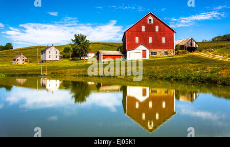 La riflessione di casa e fienile in un piccolo stagno, nelle zone rurali a York County, Pennsylvania. Foto Stock