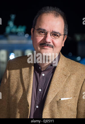Berlino, Germania. Xviii Mar, 2015. Il vincitore, German-Kurdish autore Sherko Fatah, pone prima della stipulazione della Berlino Premio arte all'Accademia delle Arti di Berlino, Germania, 18 marzo 2015. Foto: BERND VON JUTRCZENKA/dpa/Alamy Live News Foto Stock