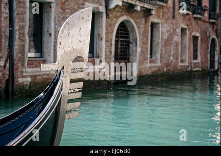 Gondola prua con dettaglio di ferro. Foto Stock