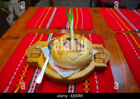 Minestra all interno di un filone di pane, Hadriganov's ospita un ristorante tradizionale, Sofia, Bulgaria, Europa Foto Stock