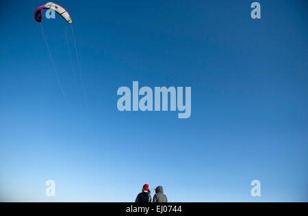 Berlino, Germania. Xviii Mar, 2015. Passeggini guardare un aquilone volante come essi godere di una passeggiata sul Tempelhofer Feld di Berlino, Germania, 18 marzo 2015. Foto: Thalia Engel/dpa/Alamy Live News Foto Stock
