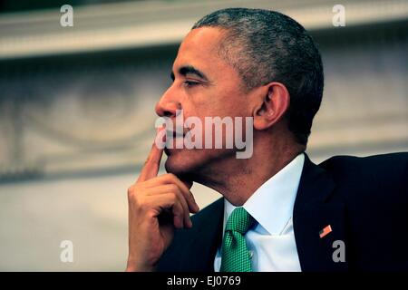 Il Presidente degli Stati Uniti Barack Obama ascolta il primo ministro (Taoiseach) Enda Kenny dell'Irlanda nell'Ufficio Ovale della Casa Bianca a Washington DC, il 17 marzo 2015. Credito: Dennis Brack/Piscina via CNP Foto Stock