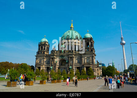 Vista in direzione di Alexanderplatz, Karl-Liebknecht-Strasse, con la cattedrale e la Fernsehturm, quartiere Mitte, il centro di Berlino, Germania Foto Stock