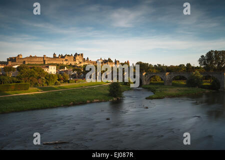 La fortificazione del Cite de Carcassonne dal fiume Aude, Aude Reparto, Regione Languedoc-Roussillon, in Francia, in Europa. Foto Stock