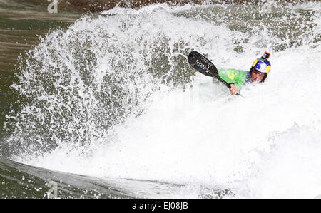 Nujiang cinese della provincia dello Yunnan. Xix Mar, 2015. Due-mondo tempo campione del freestyle Dane Jackson degli Stati Uniti partecipa a una sessione di formazione del 2015 Red Bull Kayak Mania all'onda Zen nel fiume Nujiang, Lisu prefettura autonoma di Nujiang, a sud-ovest della Cina di Provincia di Yunnan, Marzo 19, 2015. Quattordici competitiors parteciperà alle imbarcazioni di Whitewater-X, Freestyle e Tiger rapida di Nujiang sfida in tre giorni dal 20 marzo al 22. Credito: Ding Xu/Xinhua/Alamy Live News Foto Stock