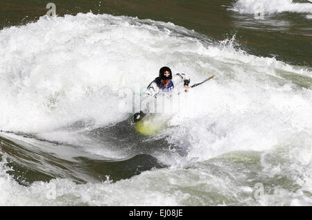 Nujiang cinese della provincia dello Yunnan. Xix Mar, 2015. Della Cina di Xian Junguang partecipa a una sessione di formazione del 2015 Red Bull Kayak Mania all'onda Zen nel fiume Nujiang, Lisu prefettura autonoma di Nujiang, a sud-ovest della Cina di Provincia di Yunnan, Marzo 19, 2015. Quattordici competitiors parteciperà alle imbarcazioni di Whitewater-X, Freestyle e Tiger rapida di Nujiang sfida in tre giorni dal 20 marzo al 22. Credito: Ding Xu/Xinhua/Alamy Live News Foto Stock