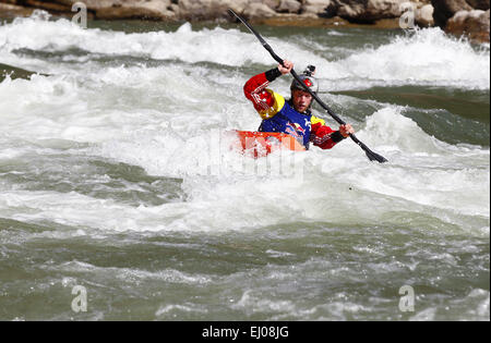 Nujiang cinese della provincia dello Yunnan. Xix Mar, 2015. Mondo kayak e canoa freestyle champion Nick Troutman partecipa a una sessione di formazione del 2015 Red Bull Kayak Mania all'onda Zen nel fiume Nujiang, Lisu prefettura autonoma di Nujiang, a sud-ovest della Cina di Provincia di Yunnan, Marzo 19, 2015. Quattordici competitiors parteciperà alle imbarcazioni di Whitewater-X, Freestyle e Tiger rapida di Nujiang sfida in tre giorni dal 20 marzo al 22. Credito: Ding Xu/Xinhua/Alamy Live News Foto Stock