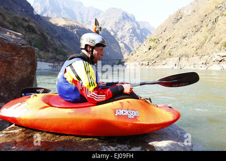 Nujiang cinese della provincia dello Yunnan. Xix Mar, 2015. Mondo kayak e canoa freestyle champion Nick Troutman il tifo per il suo cognato, Dane Jackson degli Stati Uniti durante la sessione di formazione del 2015 Red Bull Kayak Mania all'onda Zen nel fiume Nujiang, Lisu prefettura autonoma di Nujiang, a sud-ovest della Cina di Provincia di Yunnan, Marzo 19, 2015. Quattordici competitiors parteciperà alle imbarcazioni di Whitewater-X, Freestyle e Tiger rapida di Nujiang sfida in tre giorni dal 20 marzo al 22. Credito: Ding Xu/Xinhua/Alamy Live News Foto Stock