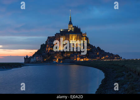 Mont Saint Michel da twilight. Bassa Normandia, Francia. Foto Stock