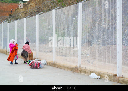 Finanziato dall UE recinzione tra Fnideq in Marocco e in enclave spagnola di Ceuta, Nord Africa Foto Stock