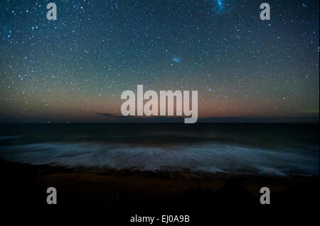 Aurora australis (sud) luci e il cielo di notte dal XIII beach. barwon capi. Victoria. Australia. 10pm 18Mar2015. Foto Stock