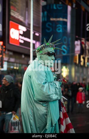 Un Uomo Che Si Pone Come Statua Della Libertà Nei Pressi Di Times Square.  Immagine Stock Editoriale - Immagine di città, intrattenimento: 226742409