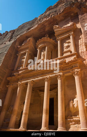 Il tesoro del faraone edifici scolpiti nella roccia di Petra in Giordania Foto Stock