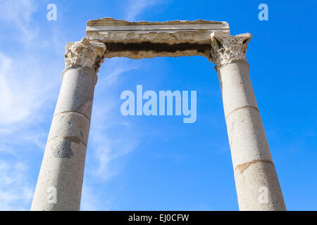 Due colonne e frammento di portico sul cielo azzurro sfondo, rovinato tempio romano di Smirne. Izmir, Turchia Foto Stock