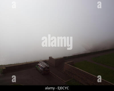 Newcastle Upon Tyne, Regno Unito. Xix marzo, 2015. Una leggera brezza fresca in aria, la laminazione di una pesante nebbia banca oltre e insistente sul fiume Tyne litorale di Tynemouth a. Credito: James Walsh Alamy/Live News Foto Stock