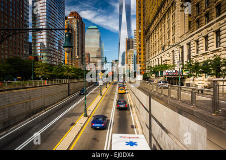 Il Battery Park sottopassaggio e One World Trade Center di Manhattan, New York. Foto Stock