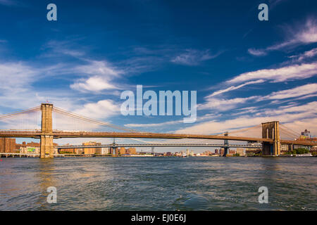 Il Ponte di Brooklyn, oltre l'East River, visto da Pier 15, Manhattan, New York. Foto Stock