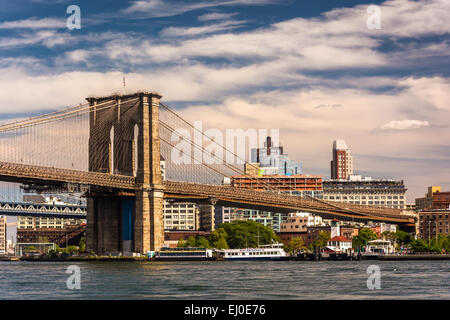 Il Ponte di Brooklyn, oltre l'East River, visto da Pier 15, Manhattan, New York. Foto Stock