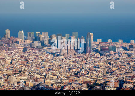 Barcellona, la città Cityscape, Sagrada Familia, chiesa, Spagna, Europa, antenna, agbar, architettura, Catalonia, caduta, Gaudì peopl n. Foto Stock